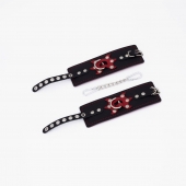 Черные кожаные наручники с красным декором и строчкой - Crazy Handmade - купить с доставкой в Батайске