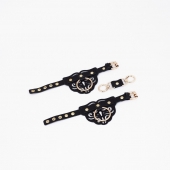 Черные кожаные наручники с клепками, кольцами и золотистой фурнитурой - Crazy Handmade - купить с доставкой в Батайске