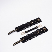 Черный кожаные оковы с узорами и золотистой фурнитурой - Crazy Handmade - купить с доставкой в Батайске